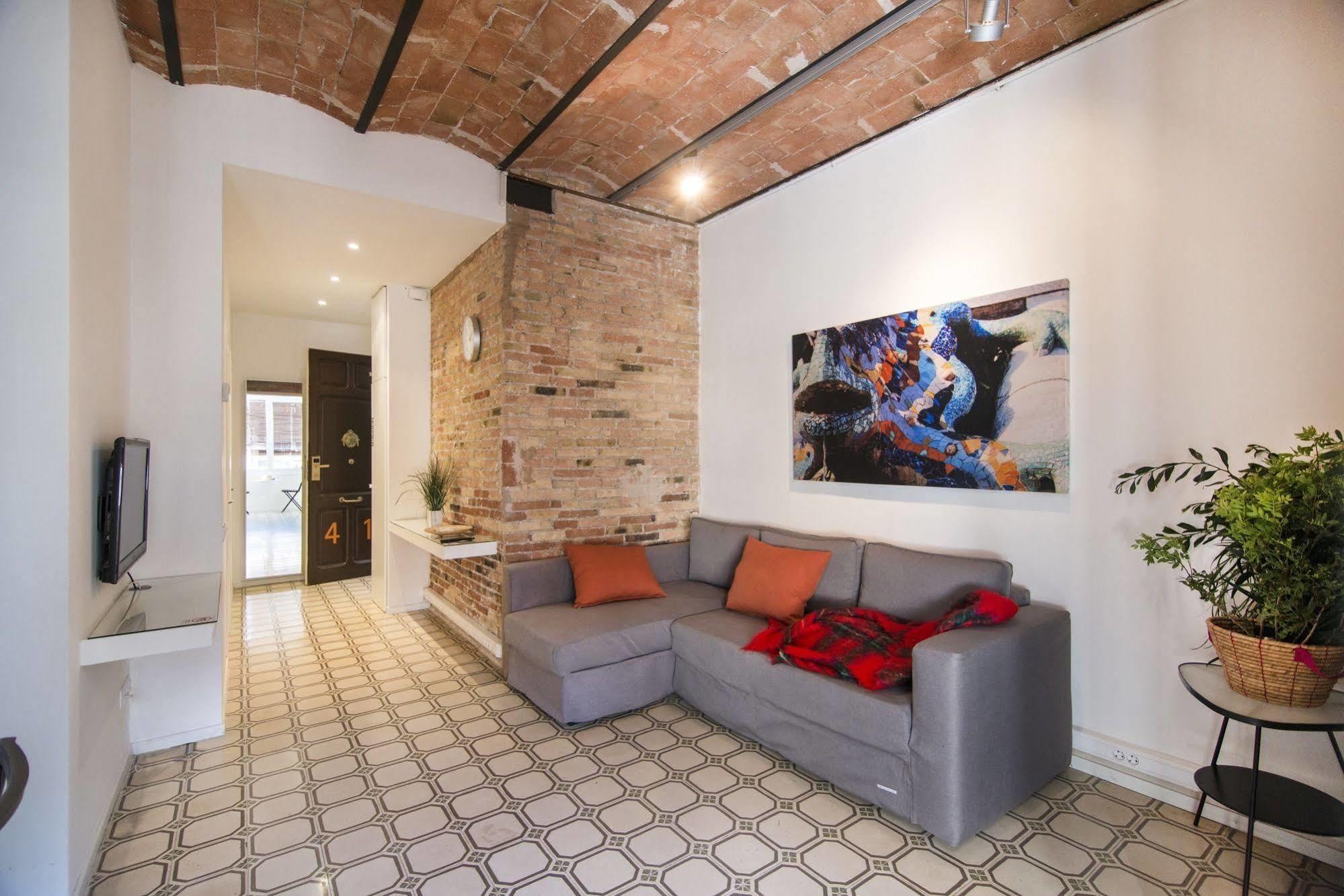 Happy People Gaudi Sant Pau Apartments Barcelona Exterior photo